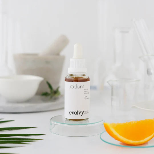 Radiant – Cilt Yenileyici, Işıltı ve Pürüzsüzlük Kazandıran Nazik AHA Serum