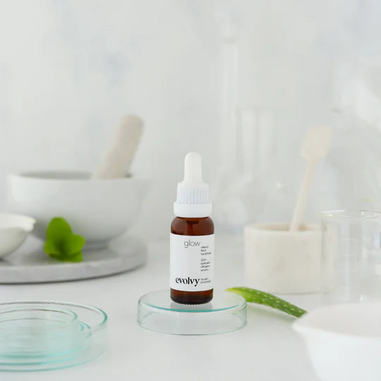 Glow Serum – Hassas ve Kolay Kızaran Ciltler İçin Leke Açıcı, Aydınlatıcı C Vitamini & Arbutin Serum
