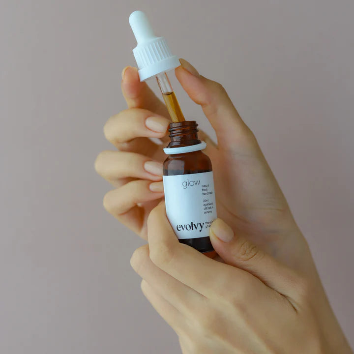 Glow Serum – Hassas ve Kolay Kızaran Ciltler İçin Leke Açıcı, Aydınlatıcı C Vitamini & Arbutin Serum