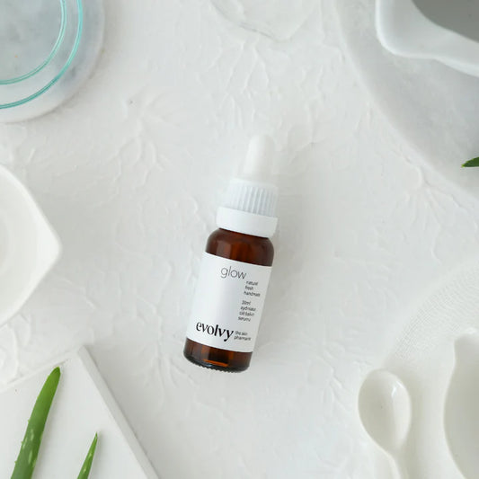 Glow Serum – Hassas ve Kolay Kızaran Ciltler İçin Leke Açıcı, Aydınlatıcı C Vitamini & Arbutin Serum