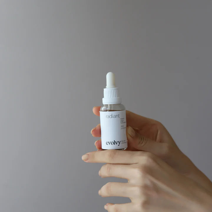 Radiant – Cilt Yenileyici, Işıltı ve Pürüzsüzlük Kazandıran Nazik AHA Serum
